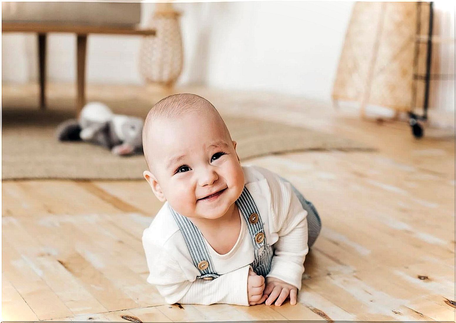 Happy baby while crawling and learning to have good postural hygiene.