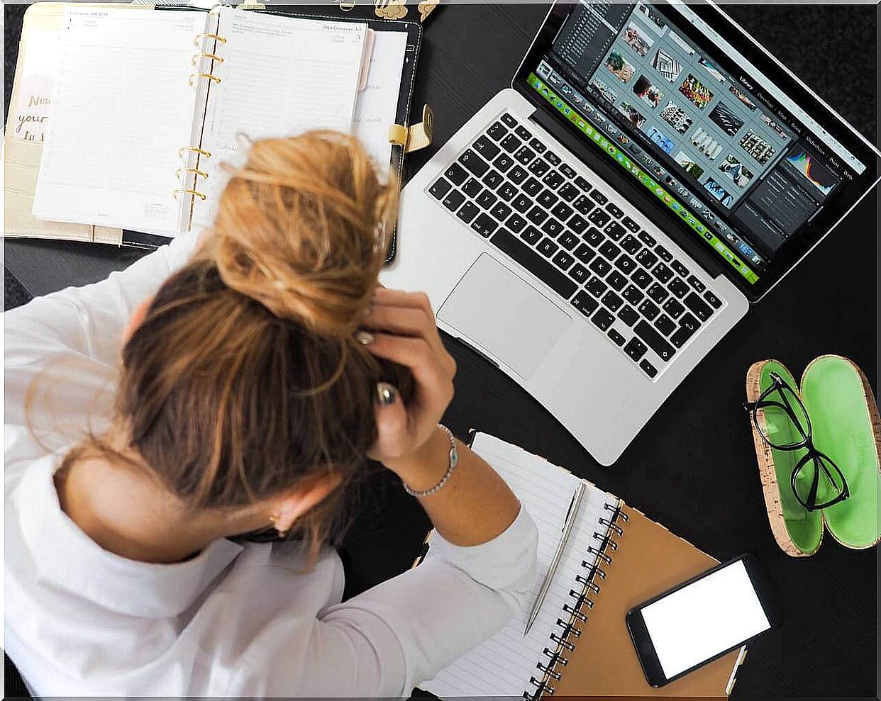 businesswoman mother on the computer