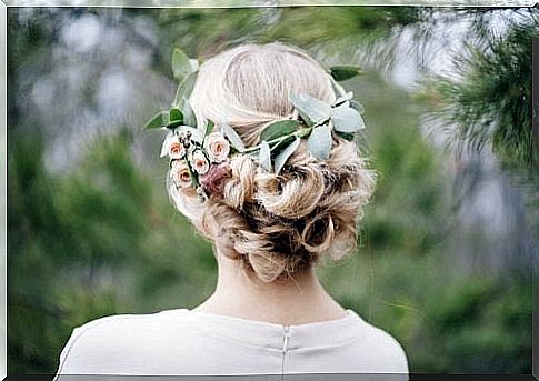 Arrangement of flowers in the shape of a wreath or half-crown