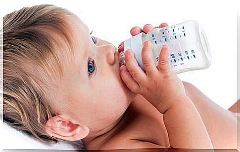 Should a baby less than 6 months old drink water?