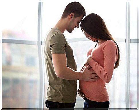 pregnant woman with her partner is easier to face the fear of childbirth